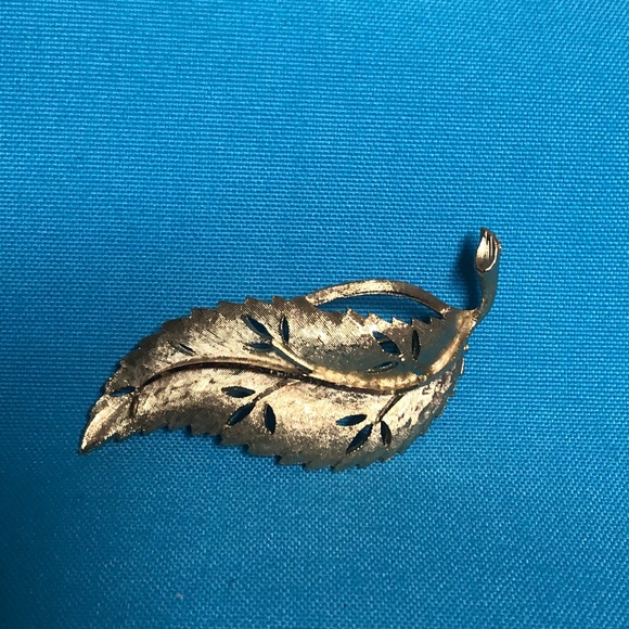 Goldtone Vintage Leaf Brooch - Picture 1 of 5